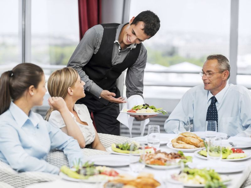 Nhân viên cần có thái độ niềm nở, nhiệt tình