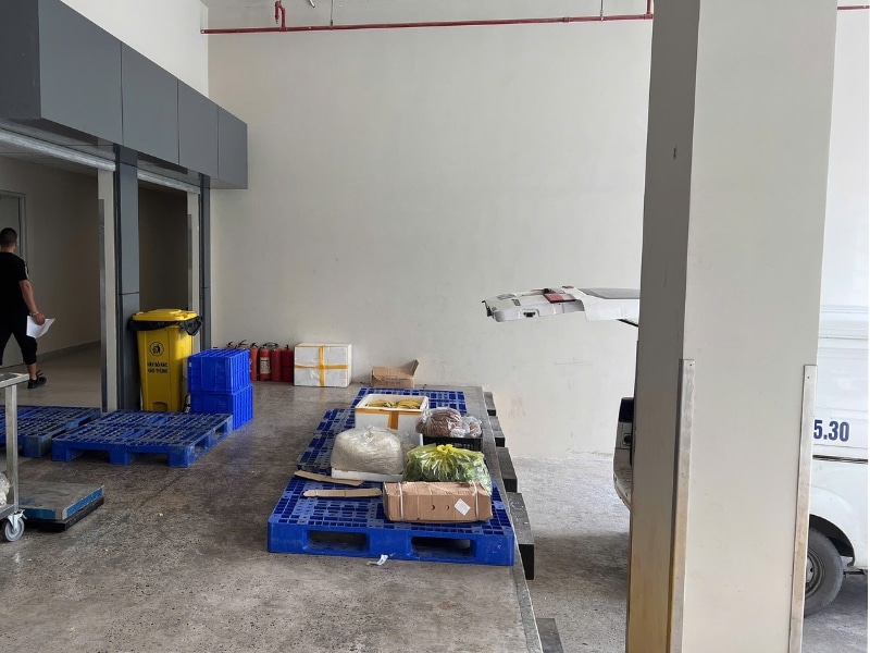 Khi thi công bếp ăn trường học, việc phân chia khu nhập hàng là điều không thể thiếu