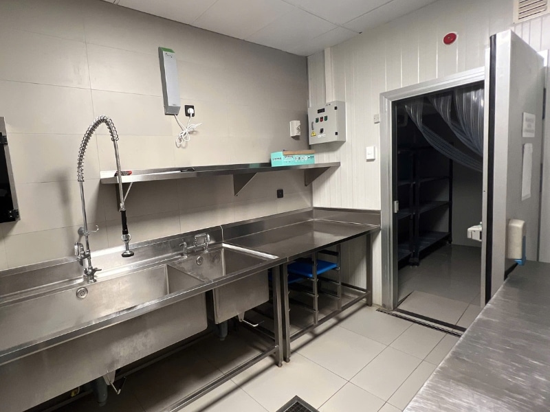 Khu sơ chế cá và thủy hải sản cần có thiết bị như bàn chậu inox, giá treo tường