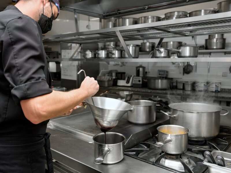 Thiết kế bếp công nghiệp giúp cân đối giữa khu vực nấu nướng và khu vực phục vụ