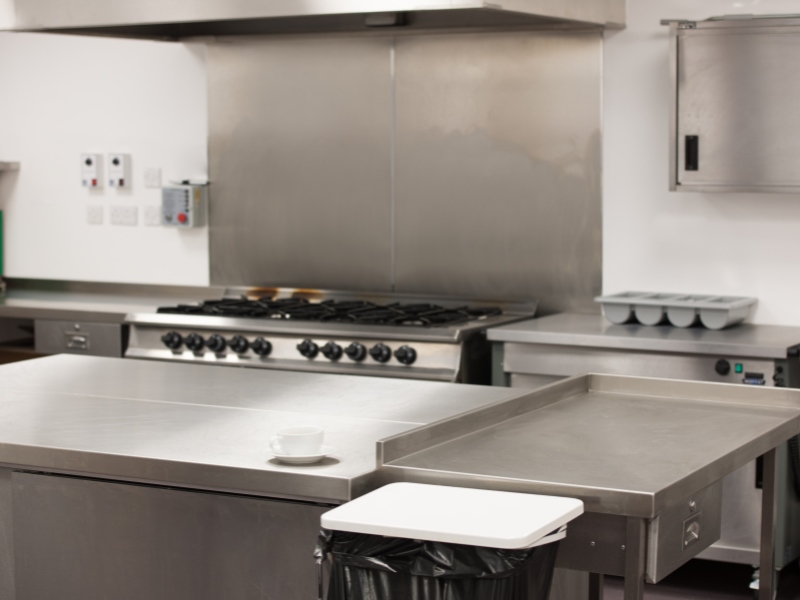 Bếp công nghiệp khách sạn nên ứng dụng vật liệu inox