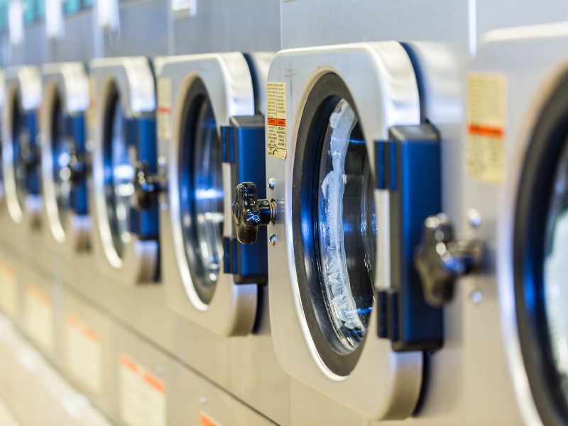 Sử dụng các thiết bị giặt là công nghiệp tự động để tiết kiệm công sức