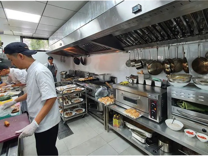 5 tiêu chí quan trọng khi lắp đặt bếp nha hàng 6 Hệ thống thông gió và hút khói được lắp đặt đúng vị trí nhằm mang lại hiệu quả cao