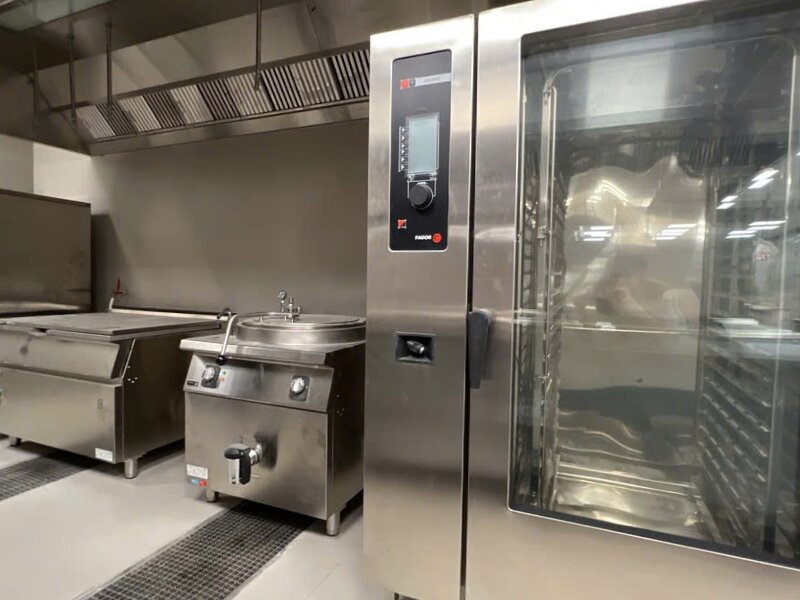 Trang bị các thiết bị inox nhằm đảm bảo an toàn trong lúc vận hành